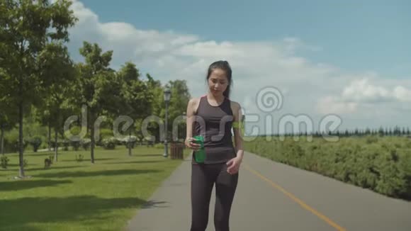 健康的女人在硬锻炼后喝能量饮料视频的预览图