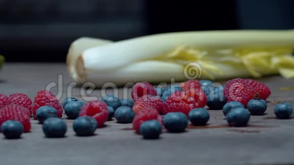 芹菜覆盆子桌上的蓝莓视频的预览图