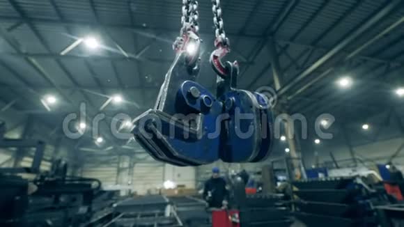 夹紧装置悬挂在金属制品厂装置内视频的预览图