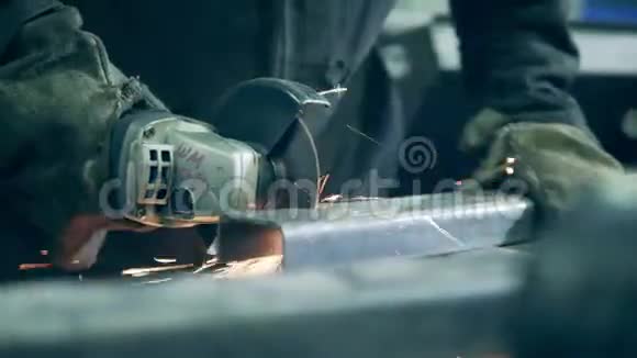 焊接技术员正在用锯子切割铁梁视频的预览图