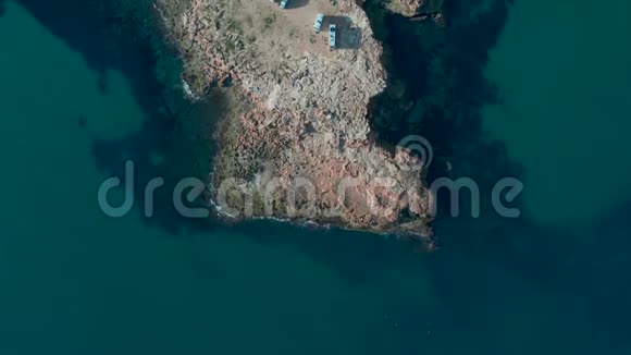 房车公园营地在靠近大海的岩石上停车的鸟瞰图从上面视频的预览图