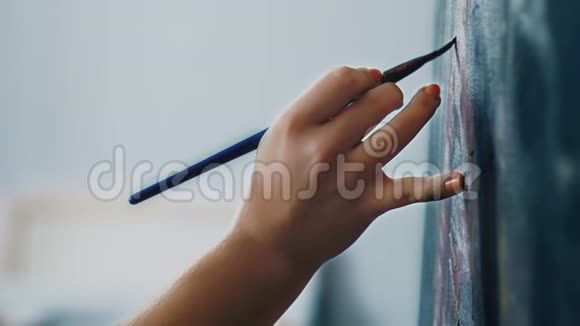 艺术家的特写镜头用画笔他的手油画布上现代绘画多彩的自我表达视频的预览图