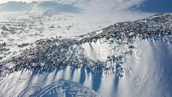 白雪皑皑的山顶空中勘测视频的预览图