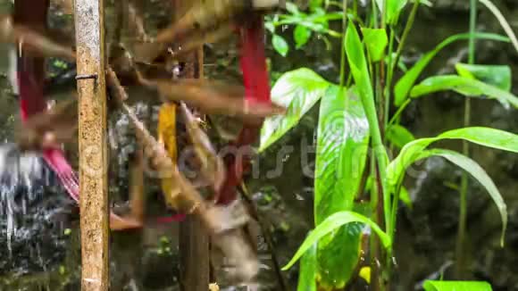 竹水轮用于灌溉将水从溪流带到种植园竹轮运送的特写视频的预览图