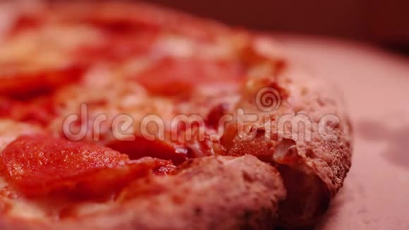 从送外卖的盒子里拿出一份意大利香肠披萨视频的预览图