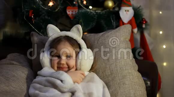 快乐可爱的孩子躺在床底下微笑着许愿等待圣诞老人的礼物祝你快乐视频的预览图