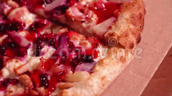 品尝美味的披萨片极端特写视频的预览图