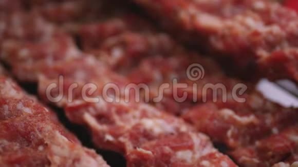 放入新鲜生肉及配料视频的预览图
