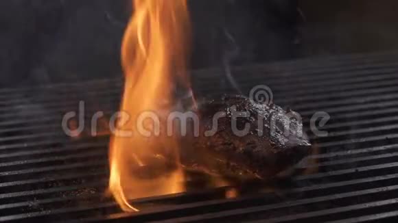 西冷优质鲜烤烤牛肉牛排视频的预览图