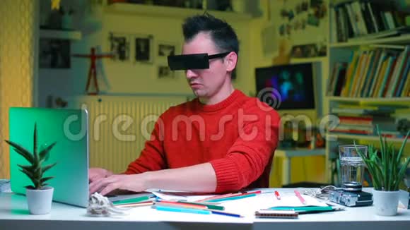一位戴着长方形眼镜的办公室职员坐在一张桌子旁视频的预览图