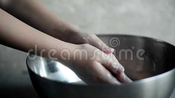 童洗手抗菌保护晚间灯光暖光视频的预览图