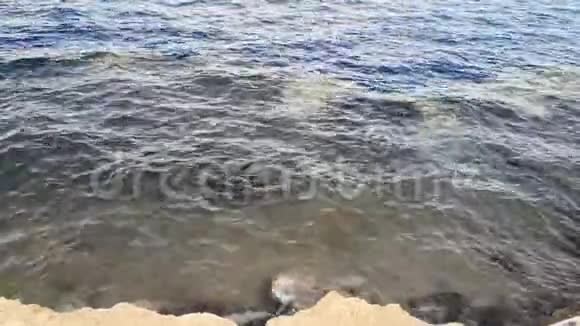 从红海的珊瑚礁悬崖俯视波浪撞击岩石绿松石浅水与石头视频的预览图