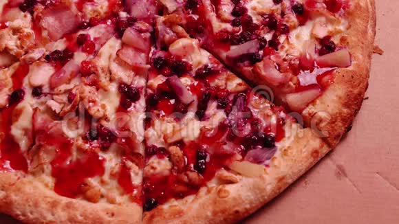 用鸡菠萝和牛莓做一片披萨视频的预览图