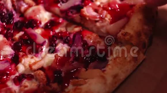 用鸡菠萝和牛莓做一片比萨饼视频的预览图