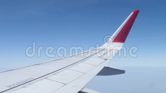 飞机翼对蓝天背景视频的预览图
