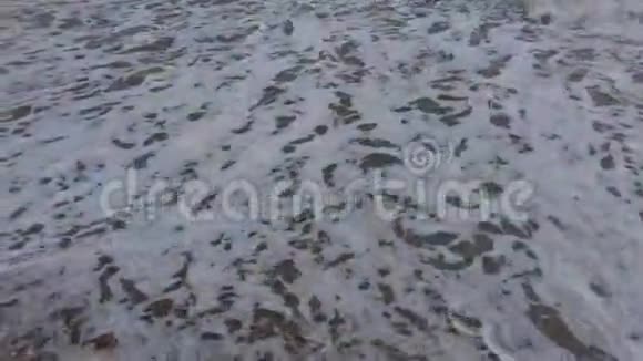 在卵石海滩上冲浪视频的预览图