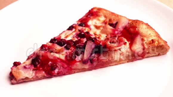带着菠萝和牛莓的披萨片放在干净的白色盘子里视频的预览图