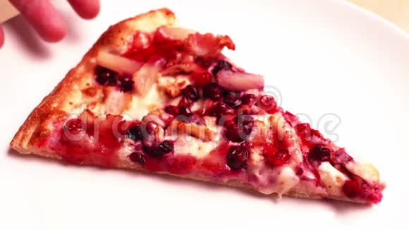 吃一个带鸡肉菠萝和牛莓的披萨片的时间特写视频的预览图
