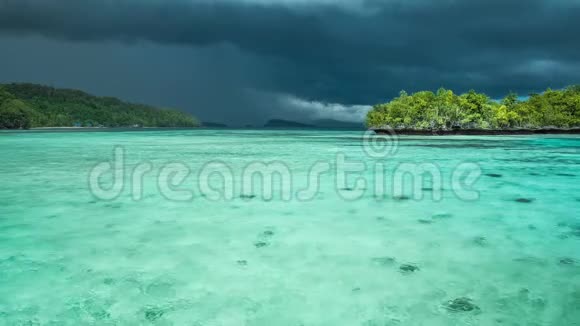 美丽的蓝色泻湖在雷雨开始前不久有纯净的水甘岛西巴布亚拉贾安帕特视频的预览图