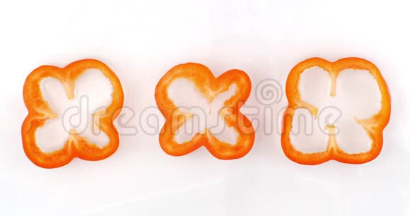 3个红辣椒在白色的背景上慢慢地飘落在水中视频的预览图
