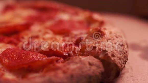 将美味的意大利辣香肠披萨片放入送货盒背包焦点视频的预览图