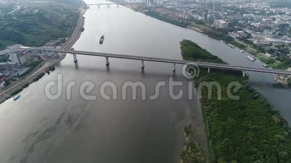 横跨河流的公路桥鸟瞰视频的预览图
