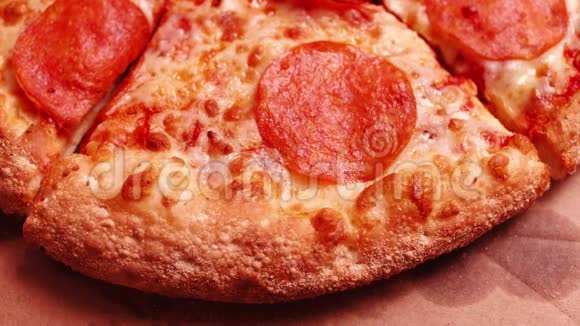 从送外卖的盒子里拿出一份意大利香肠披萨视频的预览图