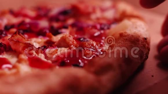 用鸡菠萝和牛莓做一片披萨视频的预览图