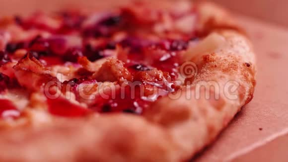 搭配鸡肉菠萝和牛莓的披萨片背包焦点视频的预览图