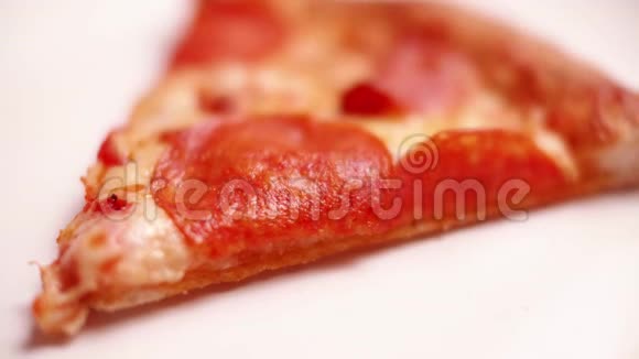 将美味的意大利辣香肠比萨饼切在干净的白色盘子里背包焦点视频的预览图