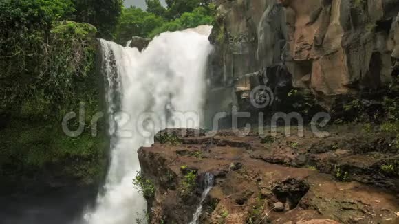 位于巴厘岛乌布德附近的特根甘瀑布瀑布撞击水面巴厘岛最好的旅游胜地之一视频的预览图