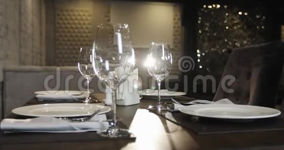 把干净的盘子刀叉餐巾放在咖啡馆的桌子上视频的预览图