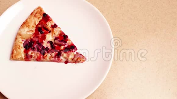 带着菠萝和牛莓的披萨片放在干净的白色盘子里视频的预览图