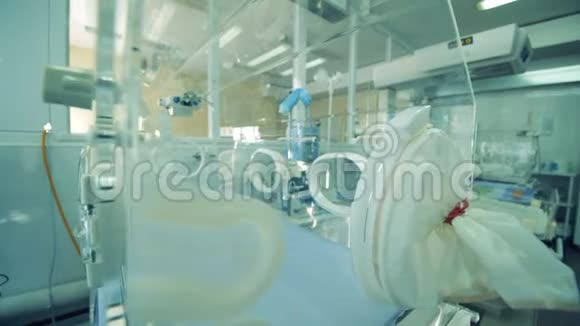 一个配备齐全的医疗病房的婴儿箱视频的预览图