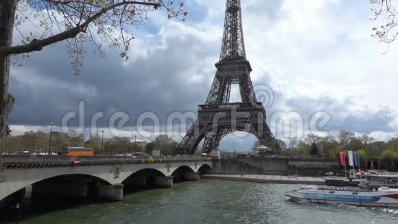 巴黎塞纳河对岸的埃菲尔铁塔和耶纳桥的景色视频的预览图
