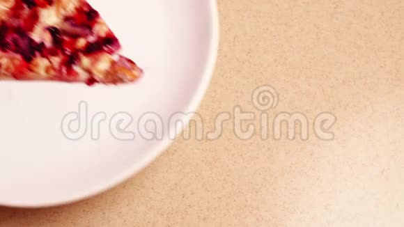 在干净的白色盘子中加入菠萝和牛莓的美味披萨片视频的预览图