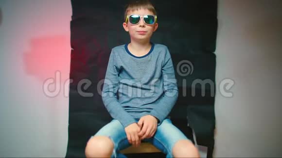 戴眼镜的少年表现得像双手视频的预览图