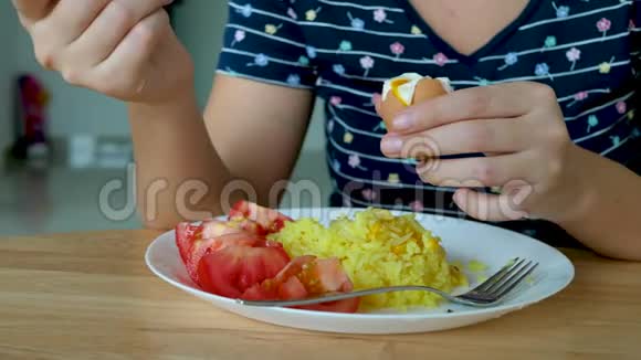 认不出来的女人吃煮鸡蛋视频的预览图