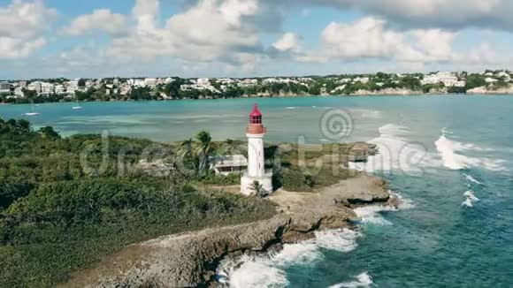 灯塔位于度假小镇旁边视频的预览图