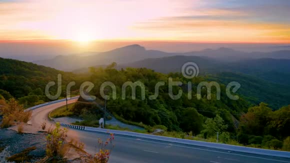 早上有薄雾和群山的道路泰国清迈视频的预览图