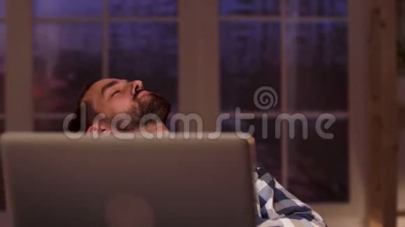 商人双手交叉着睡在椅子上视频的预览图