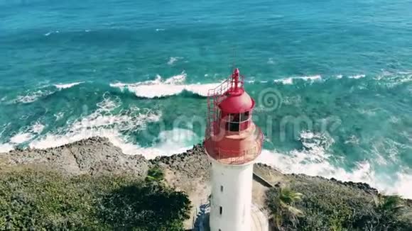 位于热带岛屿上的灯塔的俯视图视频的预览图