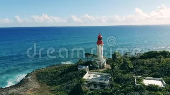 灯塔和热带岛屿的海岸线视频的预览图
