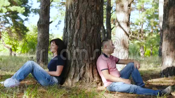 男女关系的概念一对夫妇坐在树旁边冲突情绪怨恨视频的预览图