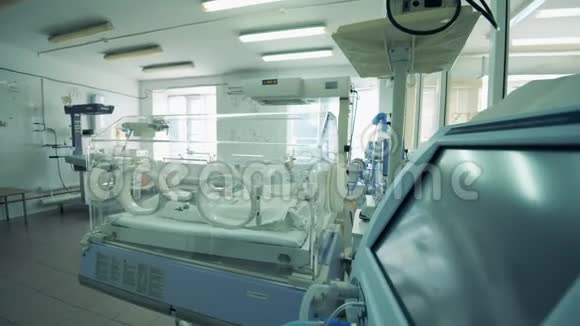 幼儿在医院病房的医疗箱视频的预览图