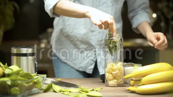 女人的手在煮冰沙视频的预览图