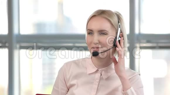 在呼叫中心工作的开朗的女士视频的预览图