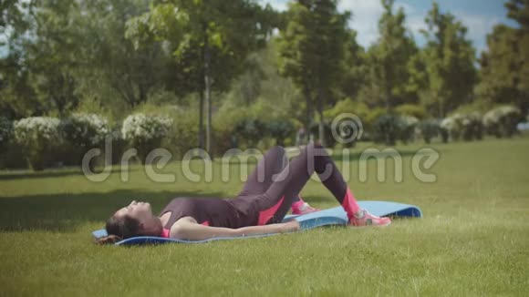 在公园的健身垫上运动视频的预览图
