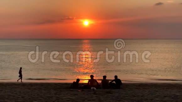 在泰国兰塔岛长滩美丽的日落中人们和船只在海上行走视频的预览图