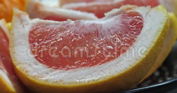 粉红色的柑橘类水果新鲜的粉红色葡萄柚水果片特写镜头选择性软焦水果背景概念视频的预览图